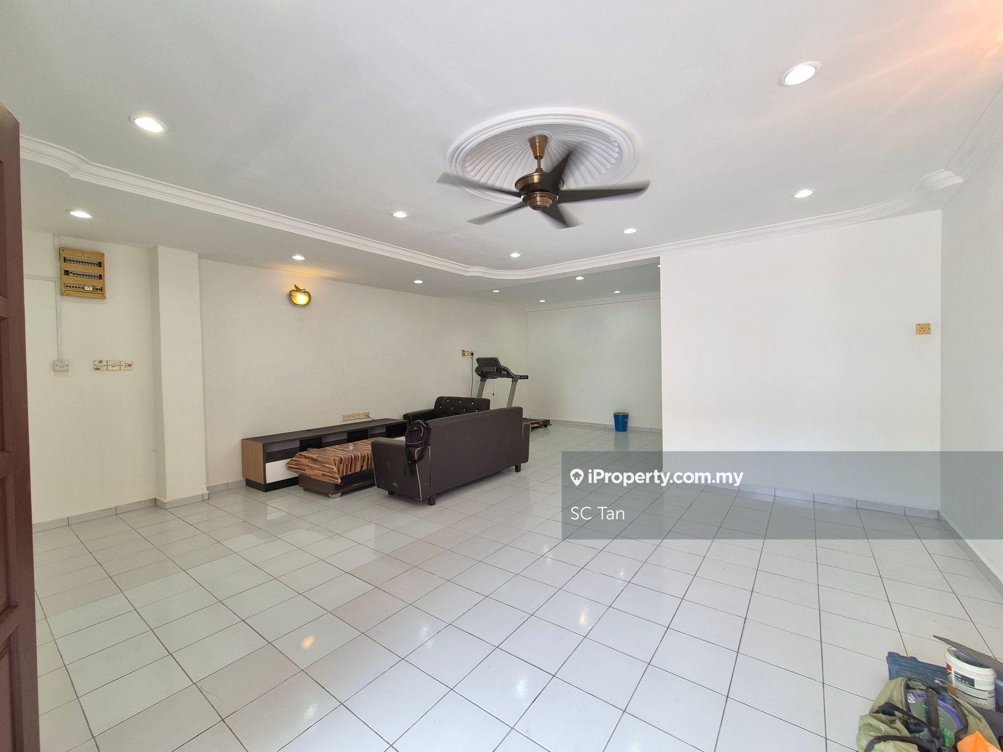 Strategic location. Walking distance to restaurant and mini mart.