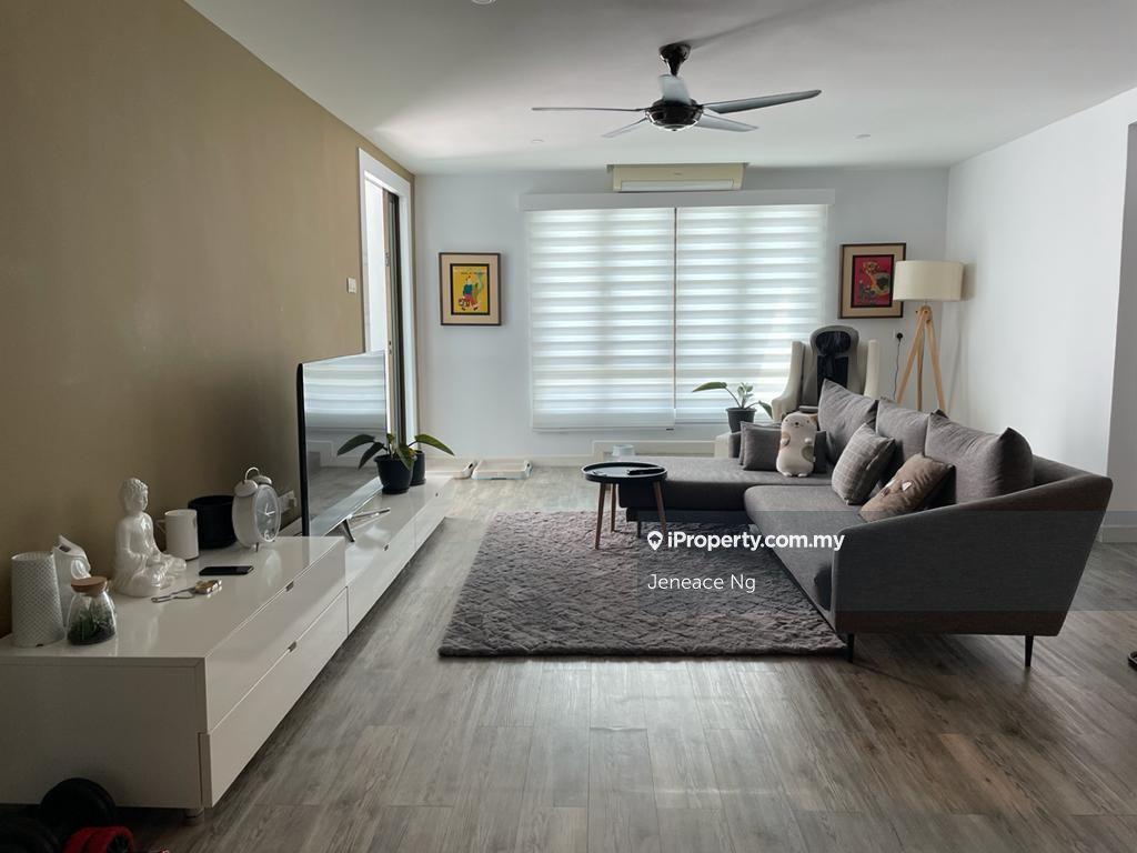 Tasefully renovated move in condition Sunway pyramid view