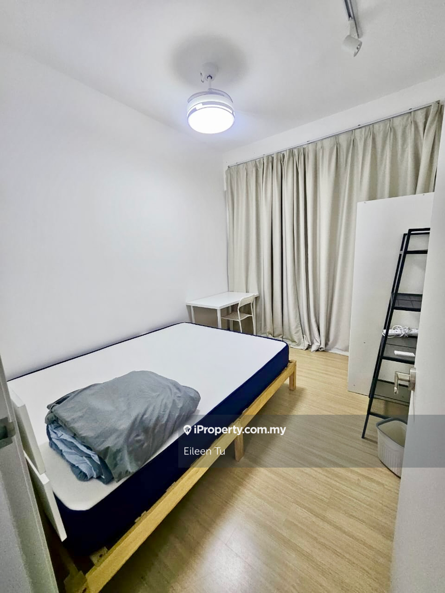 Room rental. Free Wifi & water. Available Now.
