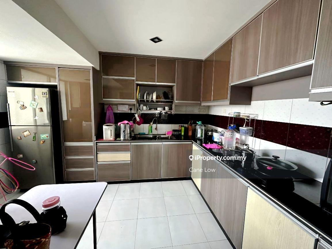 Corner unit Fully Renovated 