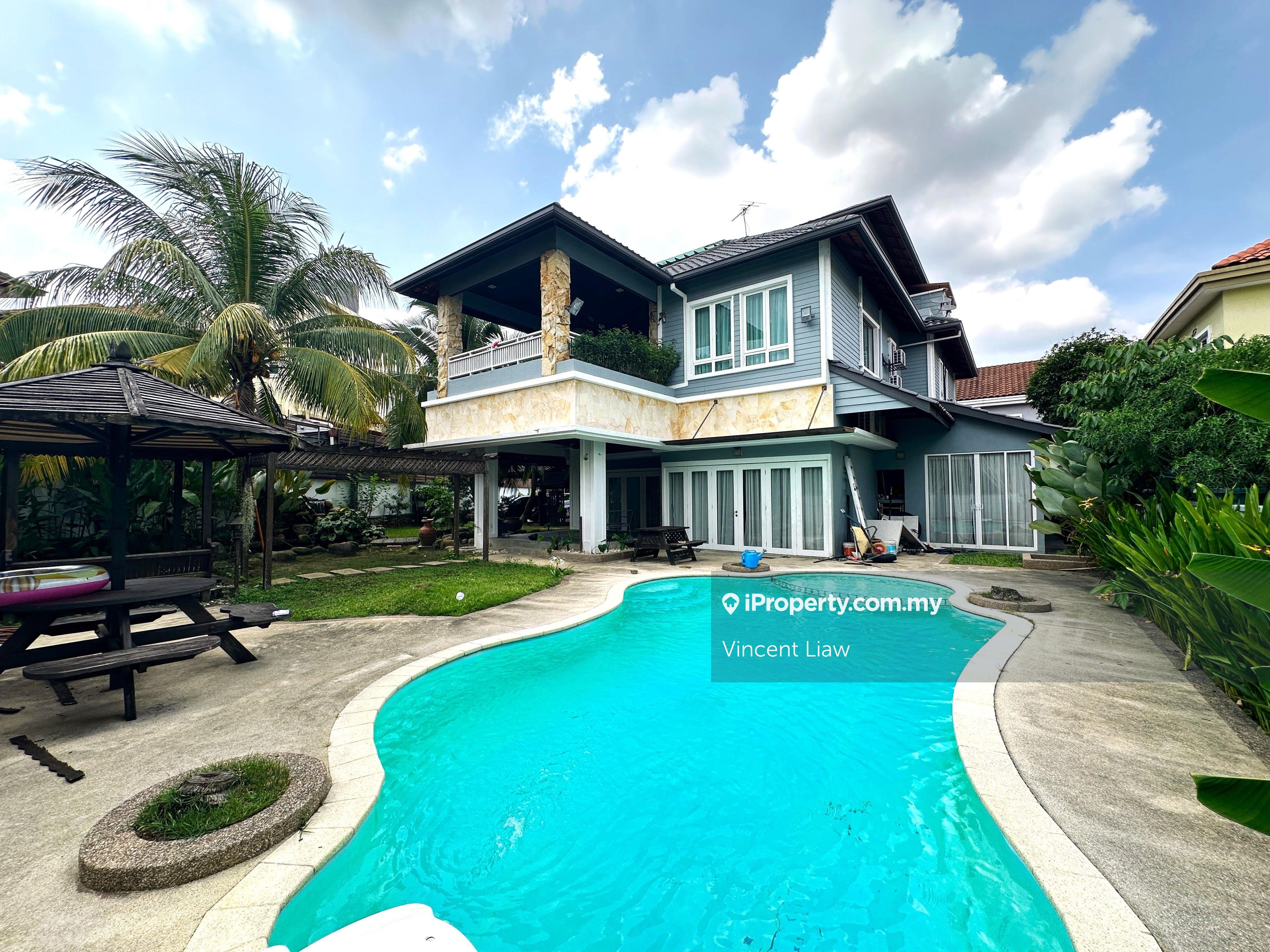 2.5 storey bungalow with swimming pool