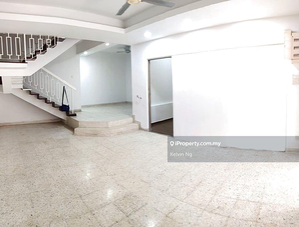 Freehold 2 story terrace house at Damansara Jaya open for sale