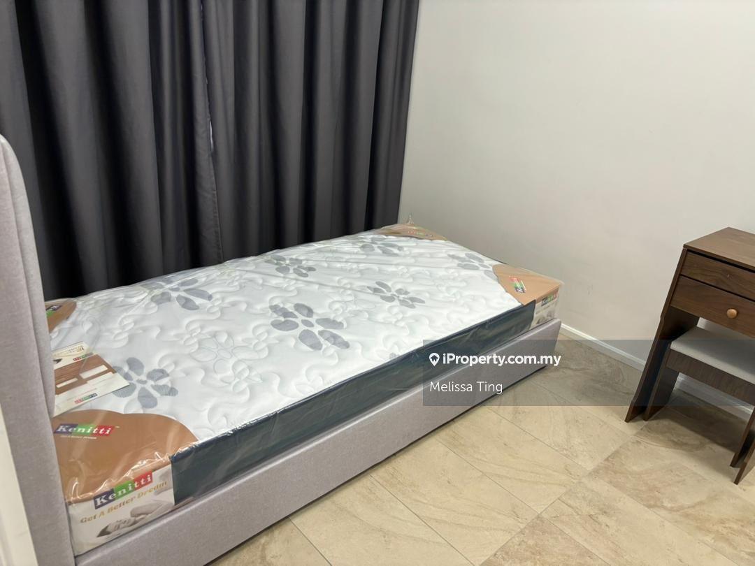 1 Small Room for rent, with 1 car park, Cosy & Clean, Fully Furnished