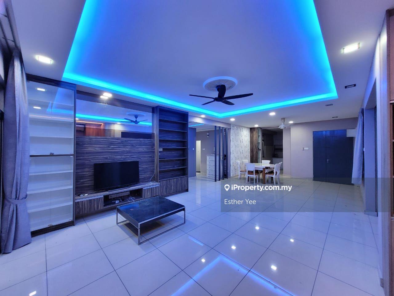 Freehold - Corner - Fully Renovated & Furnished Unit - 1700 sqft