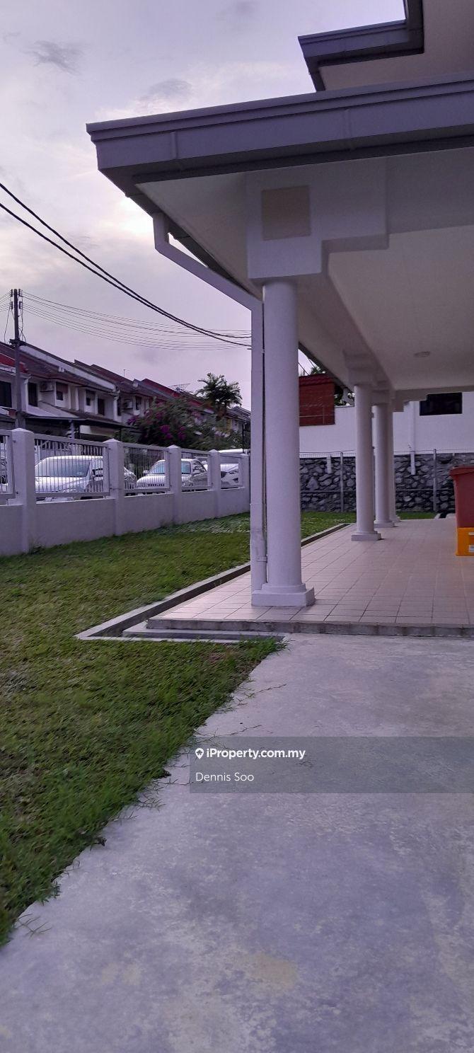 Corner unit with 20 feet of spacious side land garden !