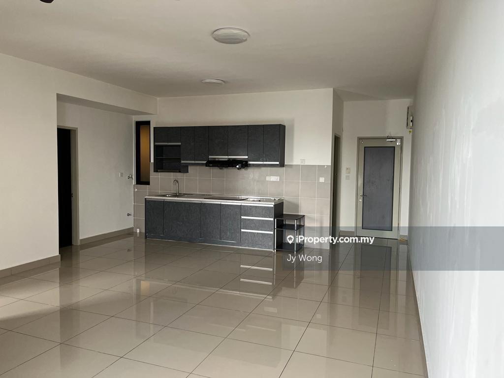 Freehold, 903sf, 3 Room, 2 Parking