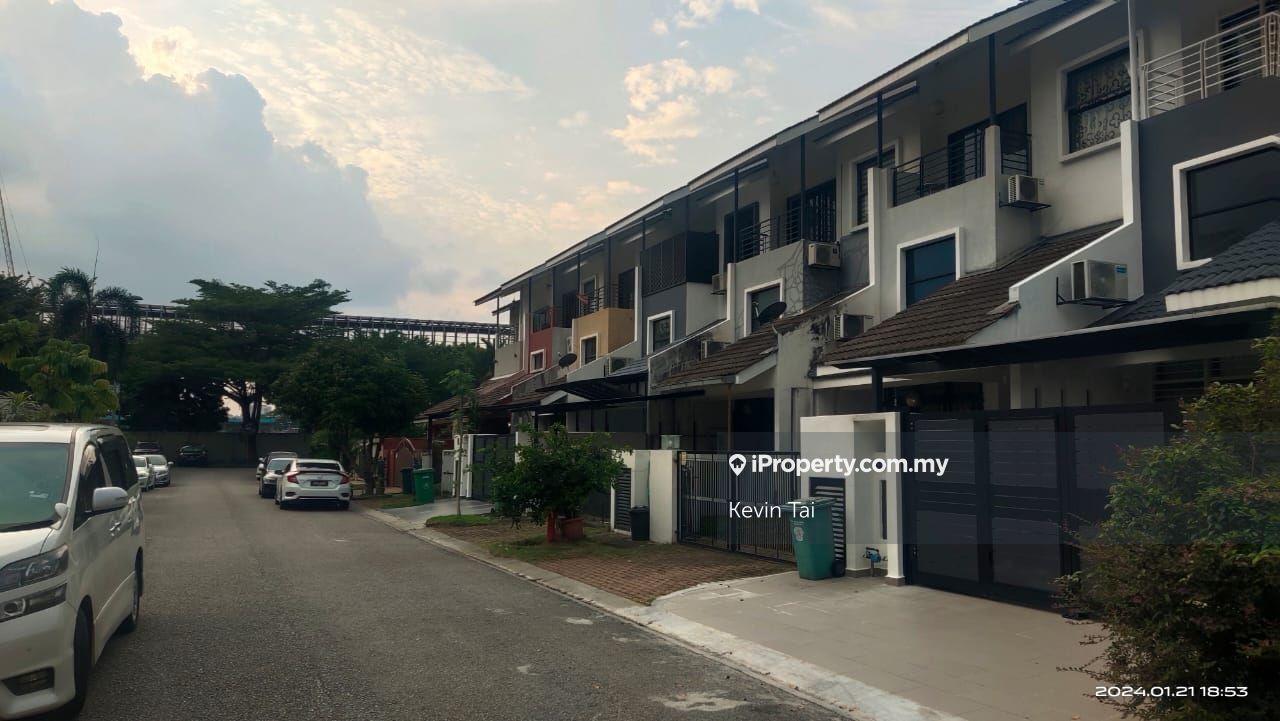 24hr Security, 3 Storey Meadow Dale Lakefields Unit For Sale
