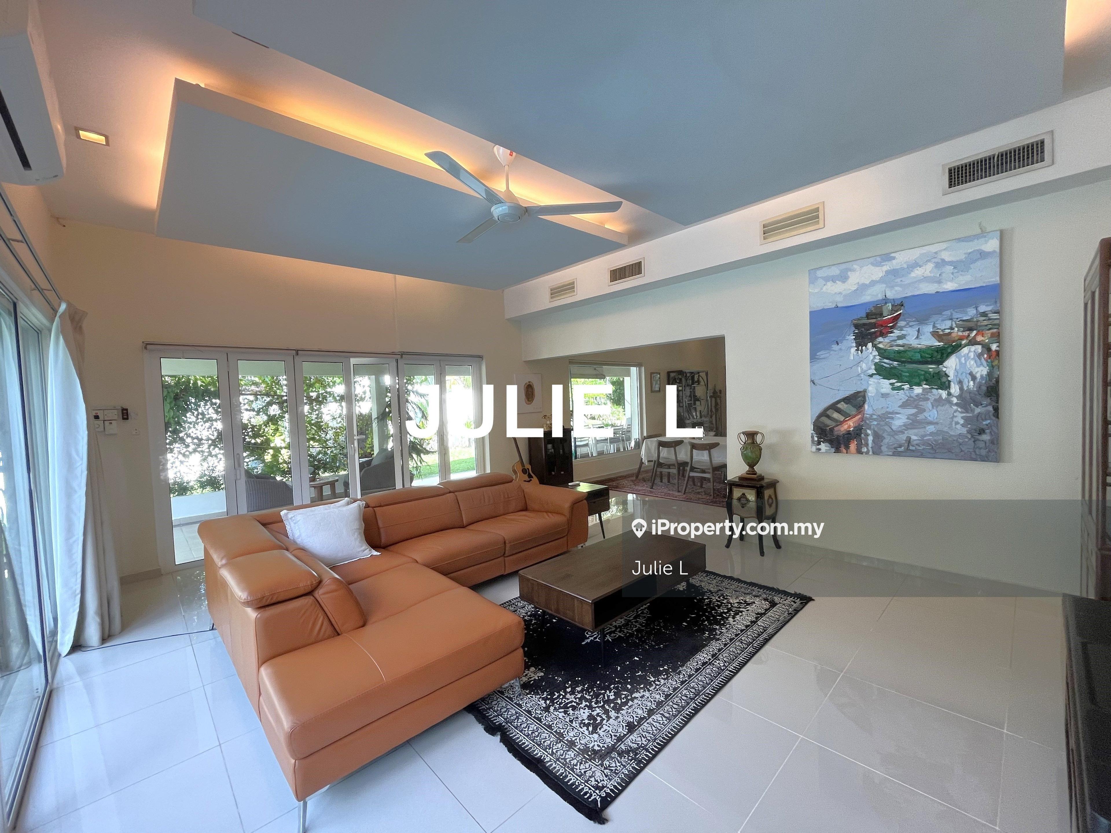 Charming bungalow: flat 9200sf land, pool, garden in guarded area.