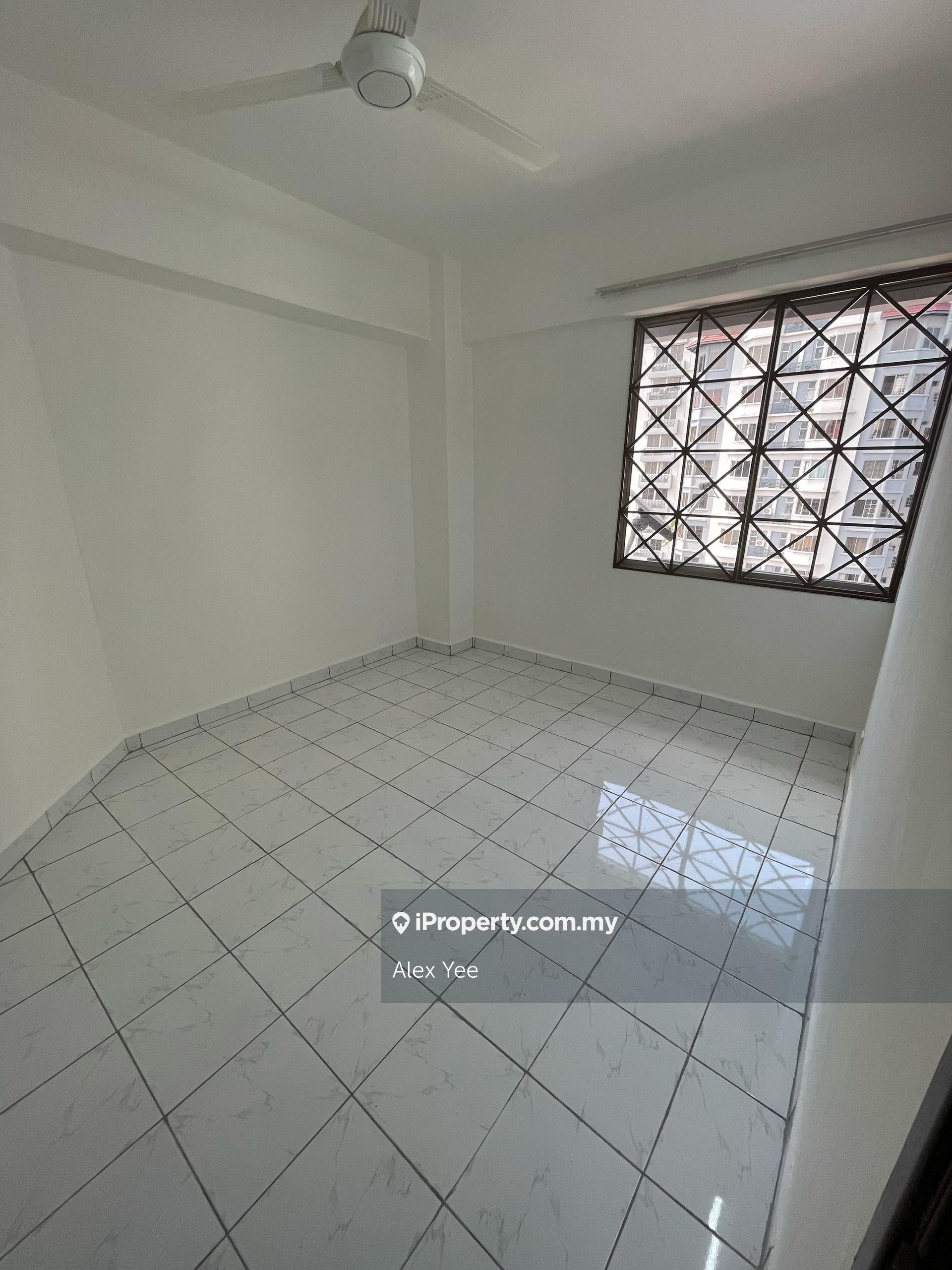 Pool view, corner unit, newly refurbish, family place w tight security