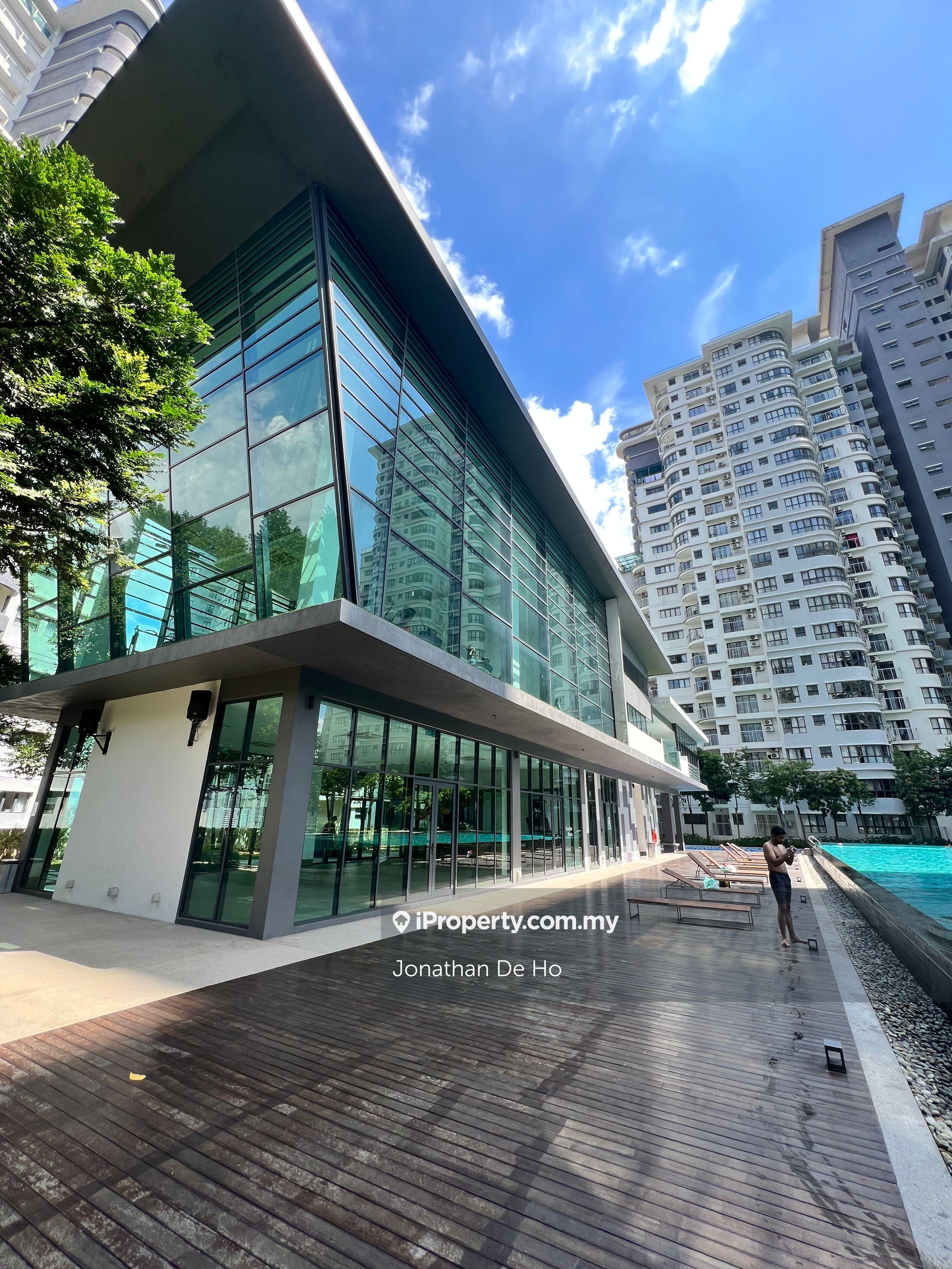 Nice Studio unit near LRT station. Freehold. Convenient store below