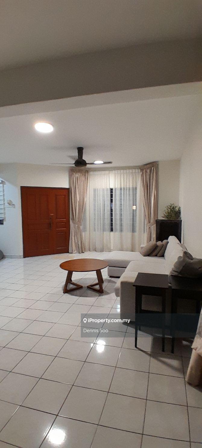 Corner unit with 20 feet of spacious side land garden !