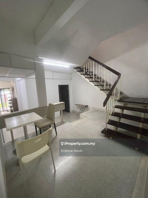 Renovated 8 Rooms , Opposite House Can Park More Cars