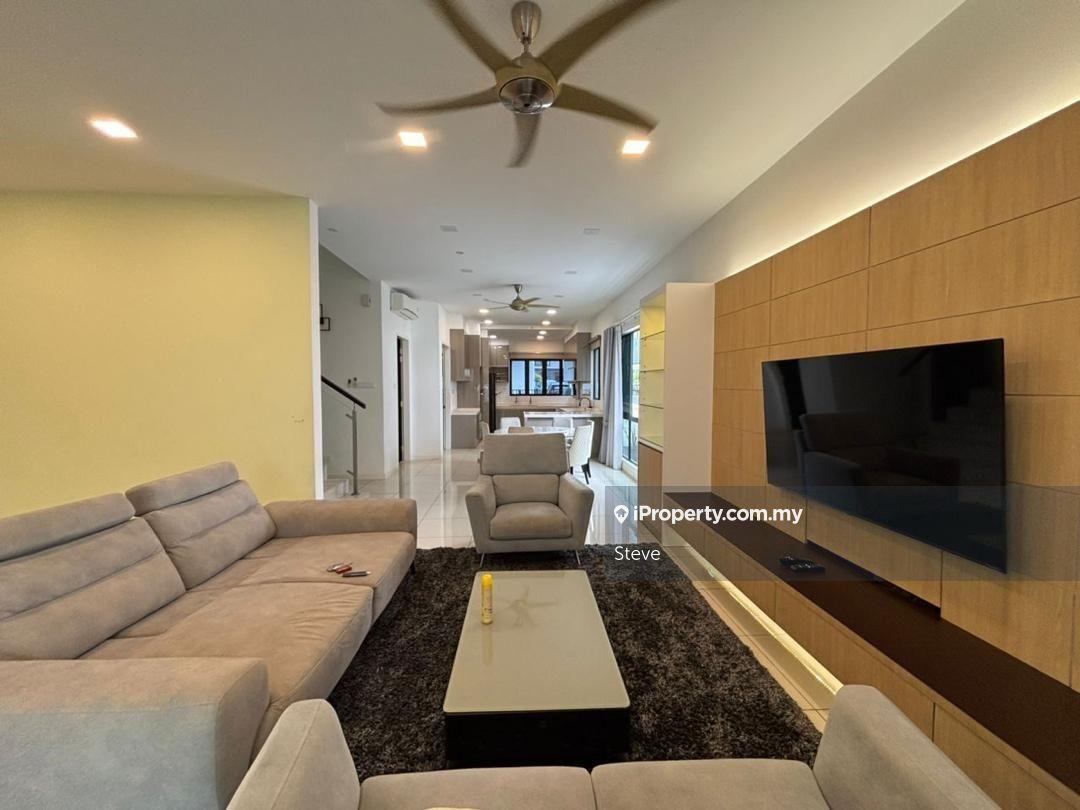 Fully renovated endlot unit