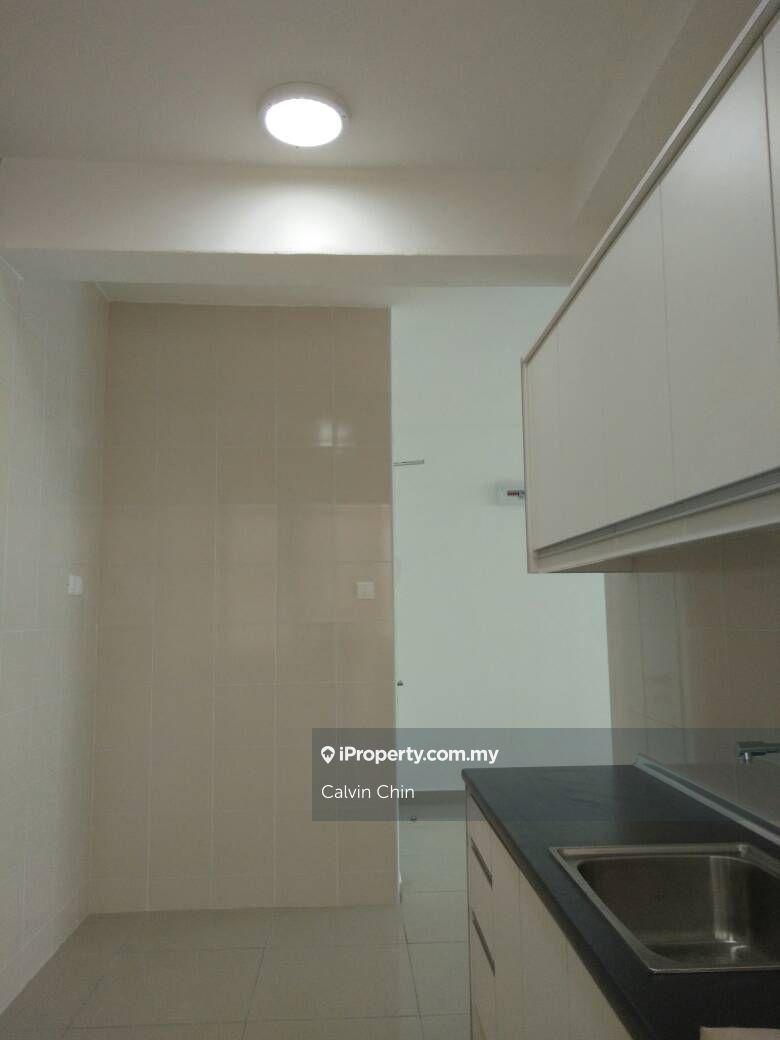 4 carpark, partial furnished unit