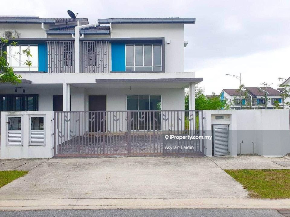 Corner Unit. Big extra land. Good price