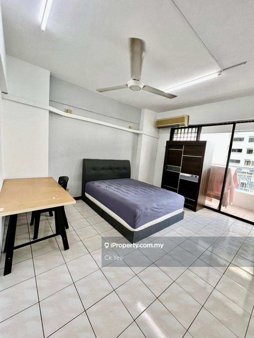 Vista B,Medium Room With Balcony Fully Furnished Aircon Wifi