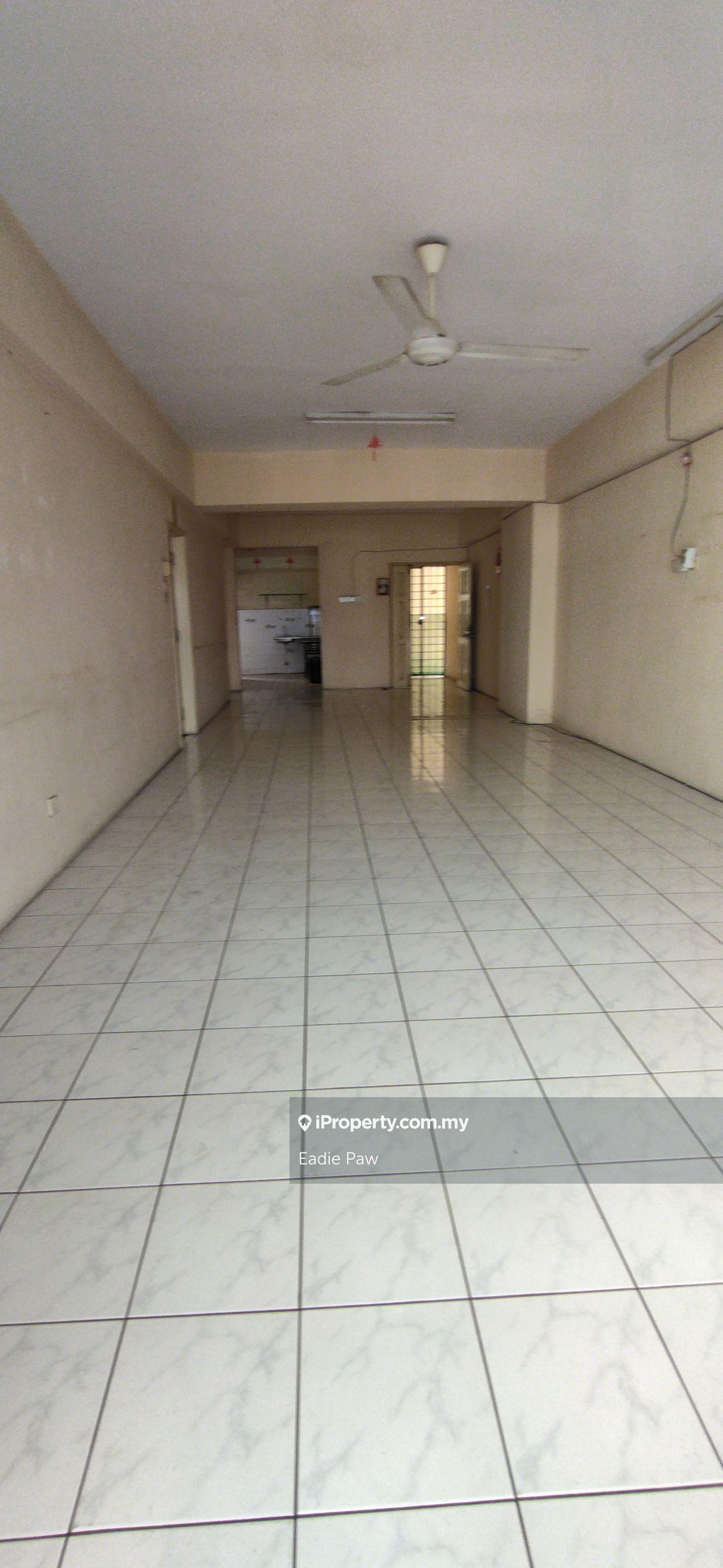 Big corner unit at Pandan Villa condominium, Pandan Indah