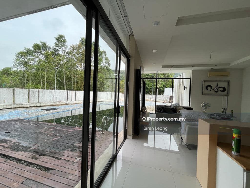 3 Storey Corner Bungalow with biggest land, S Long