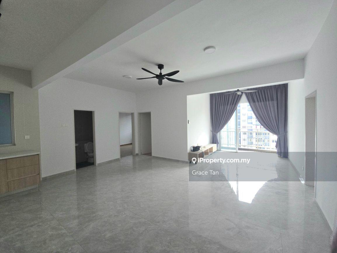 Exclusive! Premium Tiles & Fully Upgraded Unit
