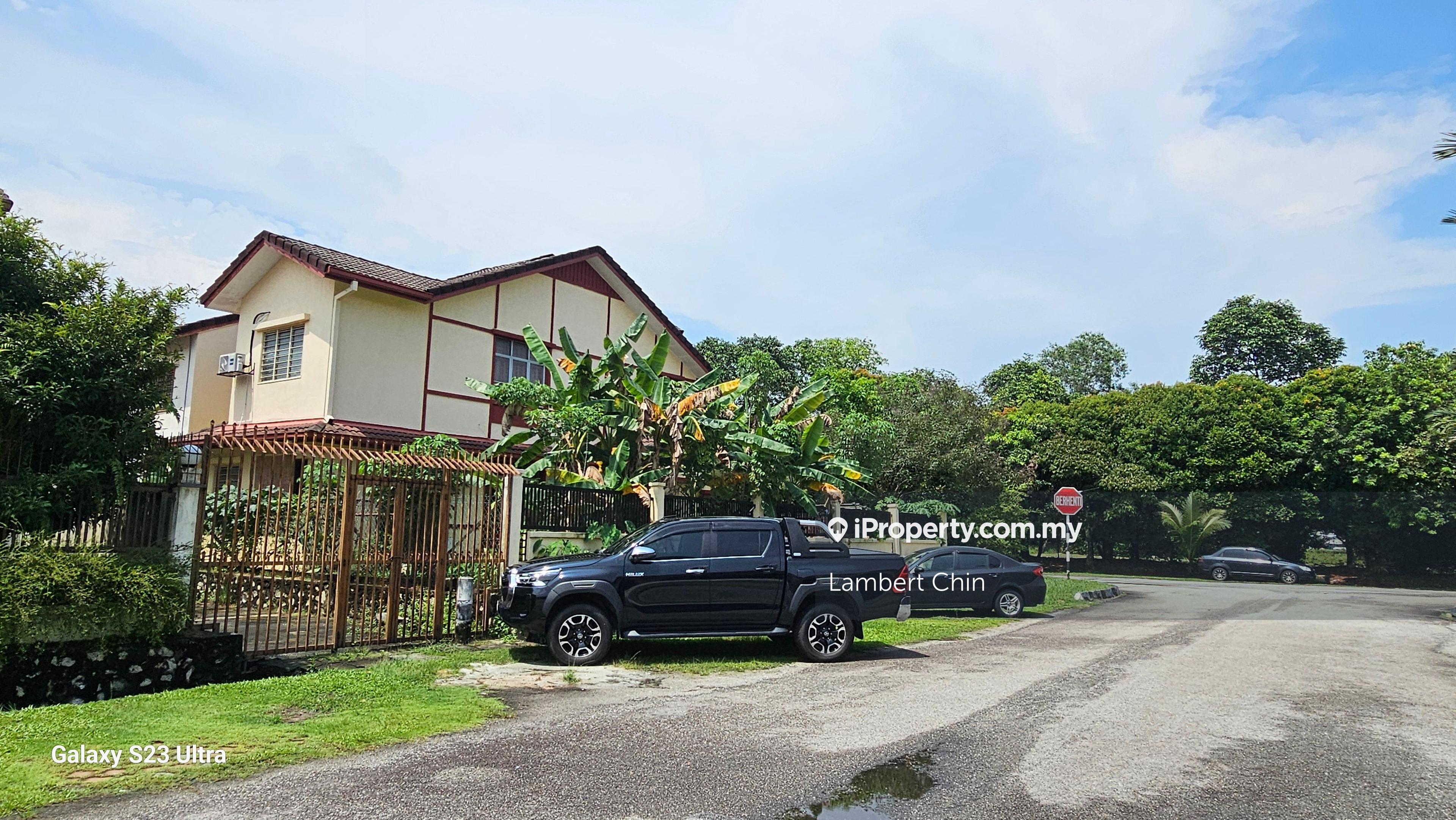 Spacious corner linkhouse for sale in quiet neighbourhood