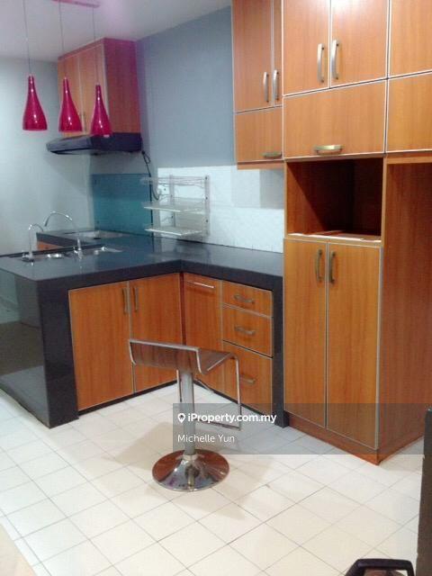 Rare layout withbalcony,low density,2cp,corner lot,extended kitchen
