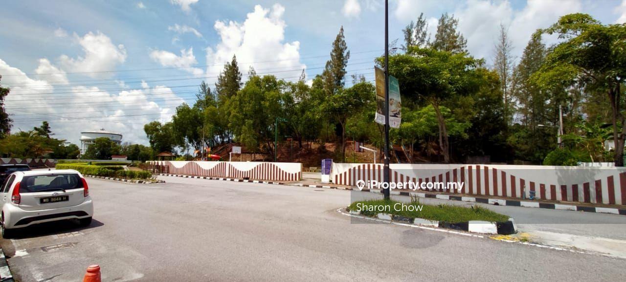 Single storey cluster corner /end lot landed house 