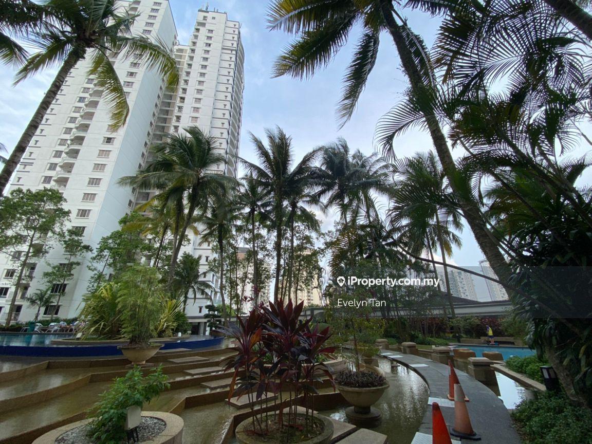 Corner unit nice view,  well-kept, spacious layout, 2 car parks 
