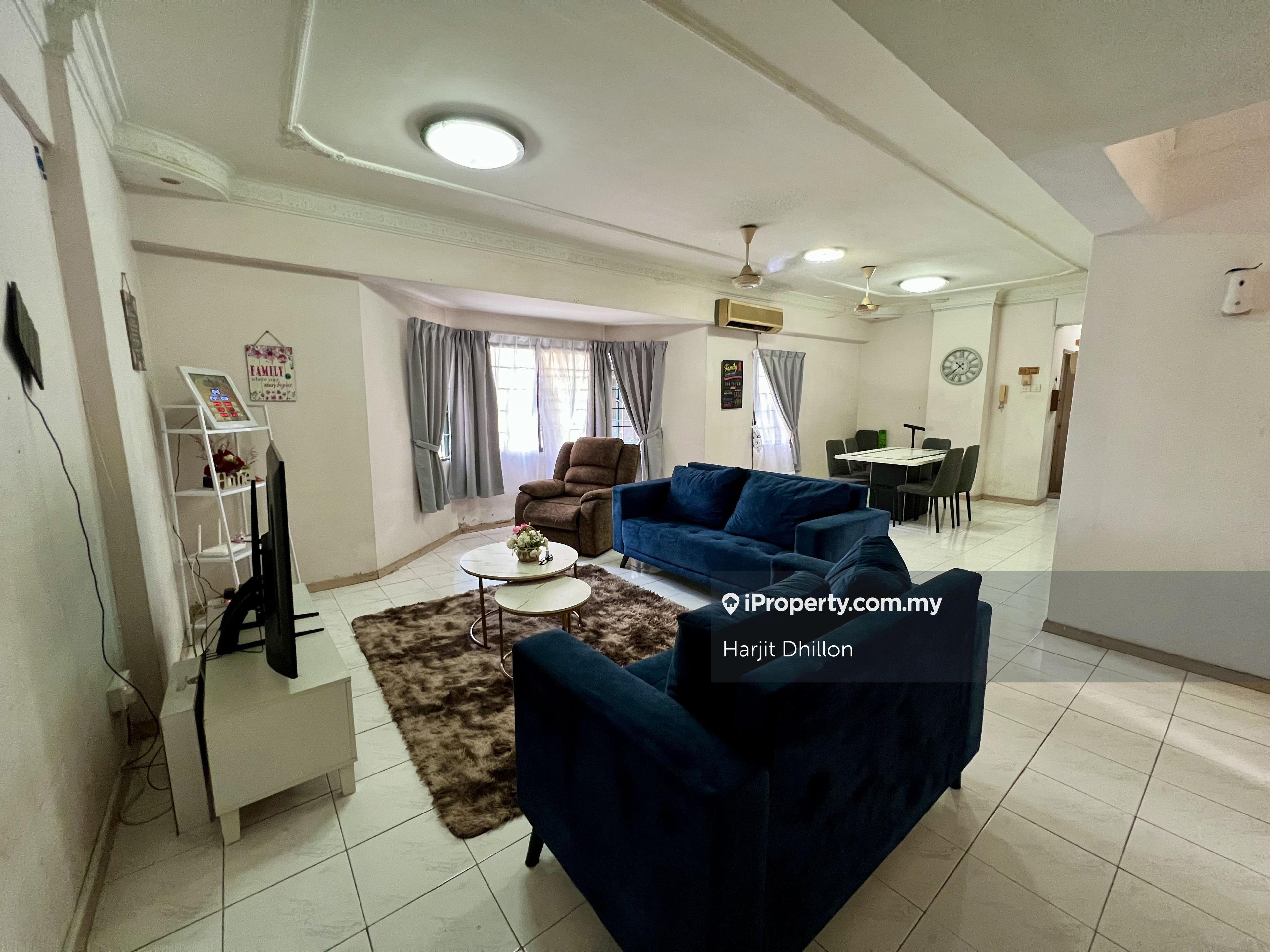 Partially Furnished Unit @ Kelana Parkview Condominium 