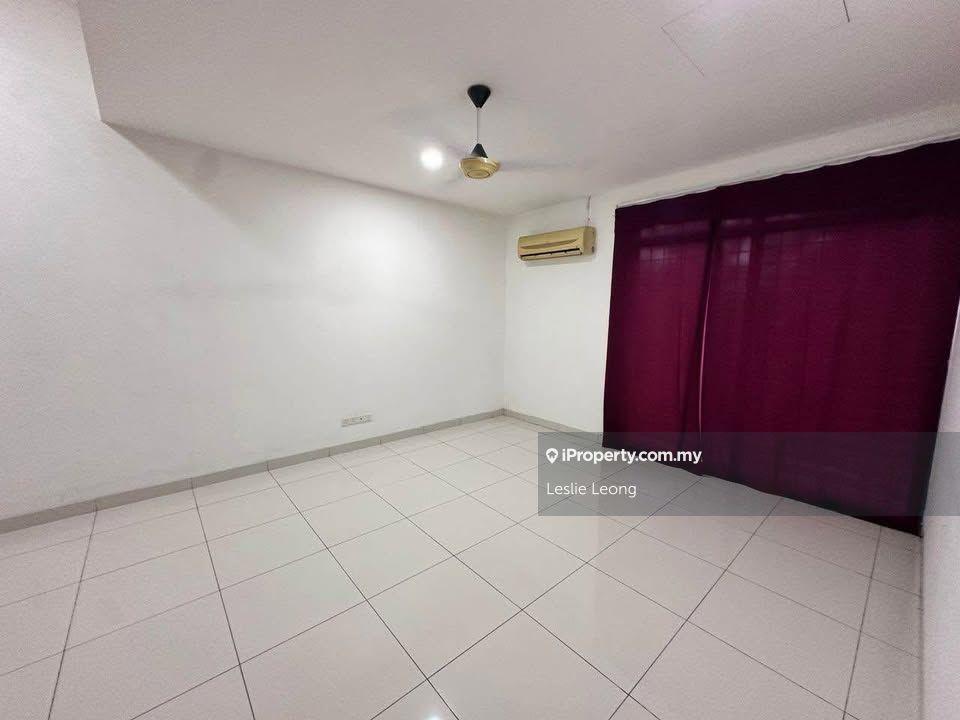 Partly furnished 2.5storey superlink Lakeclub Parkhome Rawang For Rent