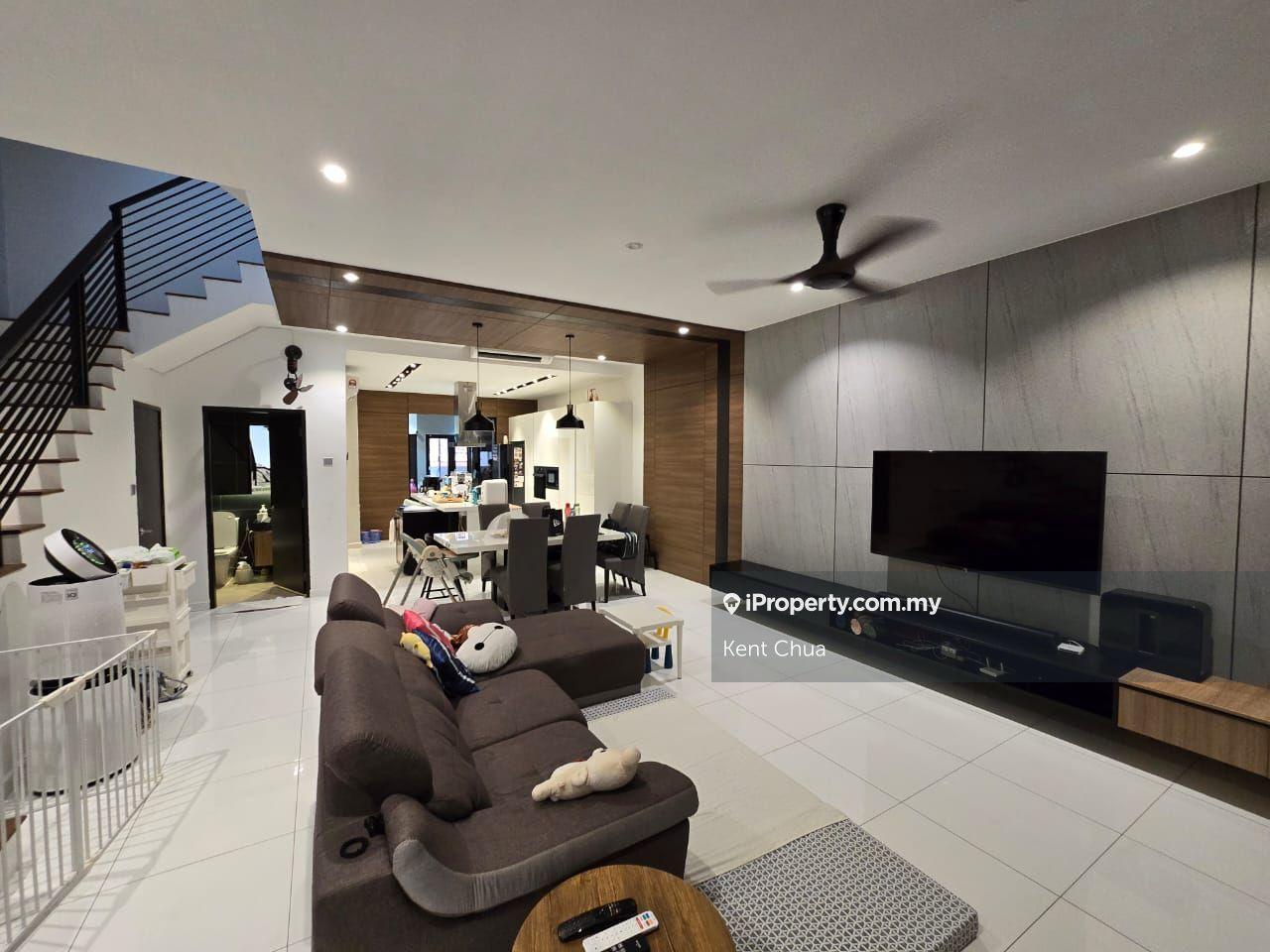 Limited tastefully renovated and move in condition 2.5sty terrace unit