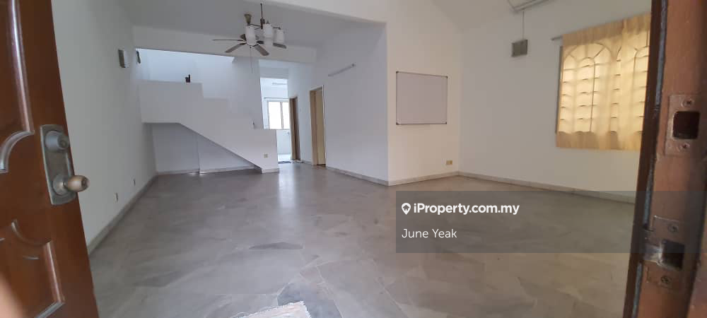 Usj 3 (24x65 sqft) 1.5 Storey House Gated Guarded Good Condition