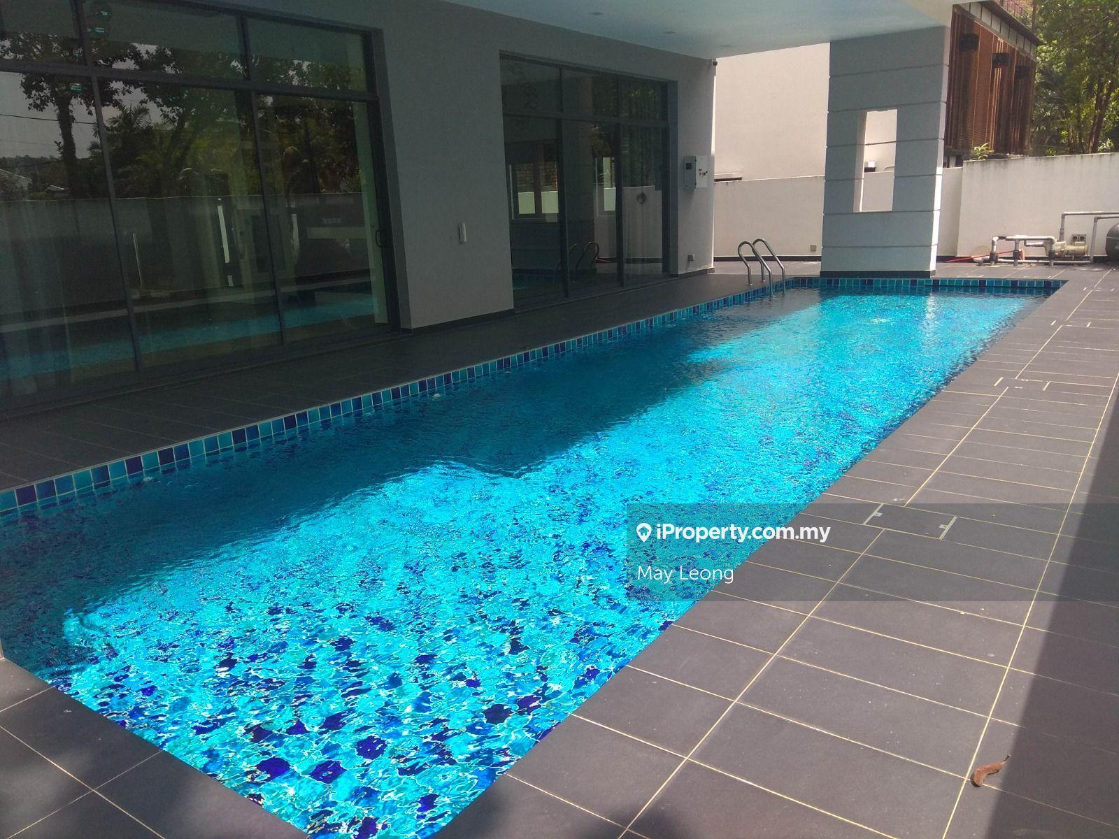 Bungalow with private pool and home lift