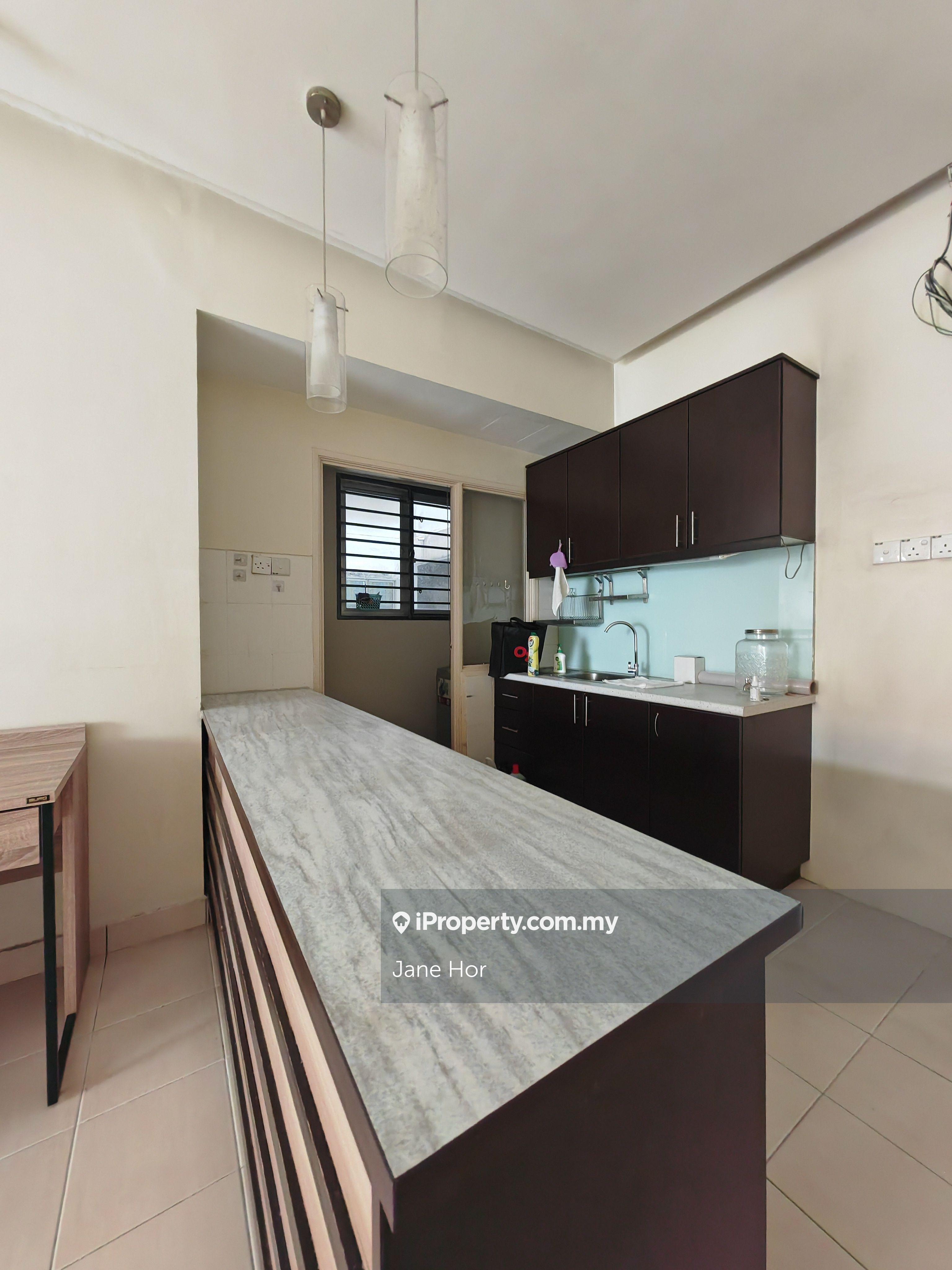 Serdang villa lift Apartment For sale Good condition