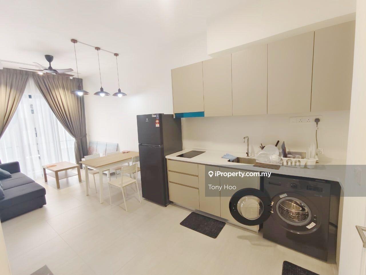 Ready to move in,friendly owner in brand new Laurel Residences condo