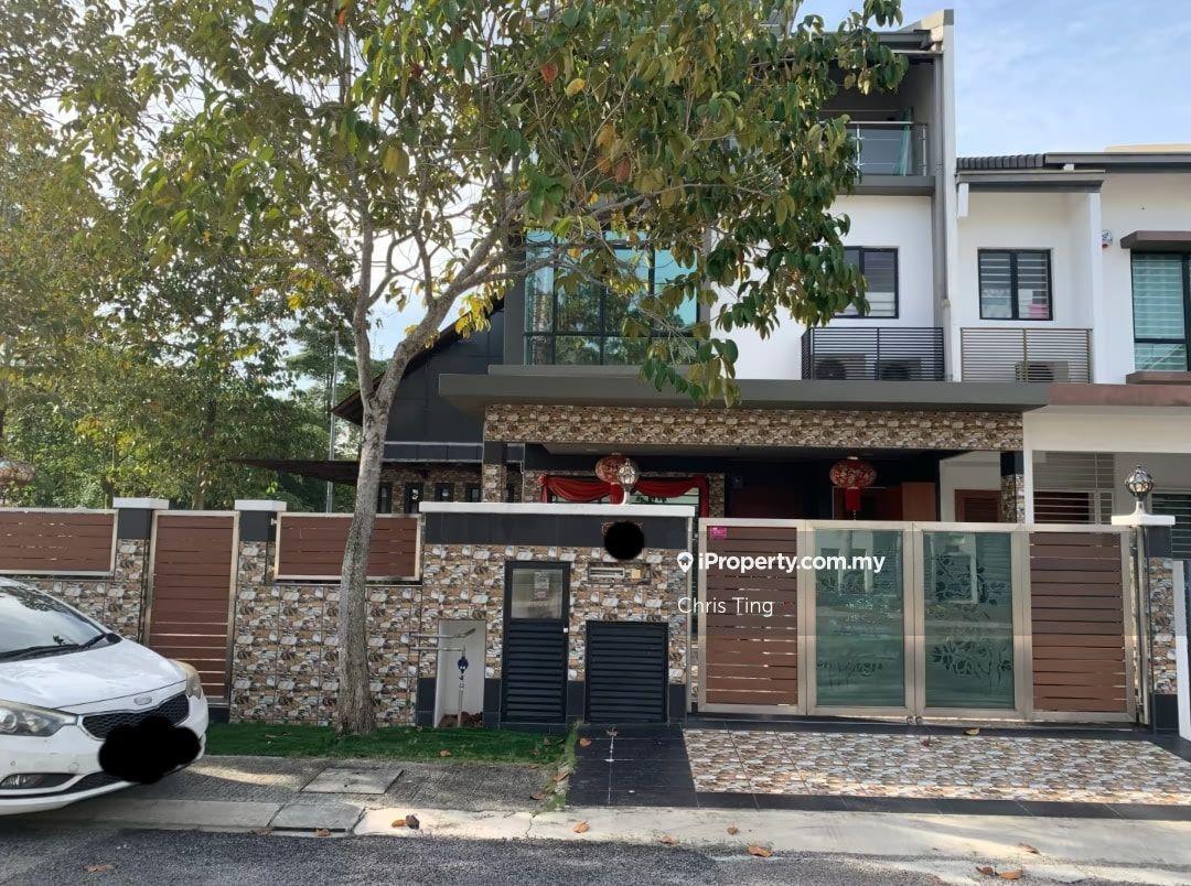 Gate and guarded fully renovated with spacious layout, near MRT !!