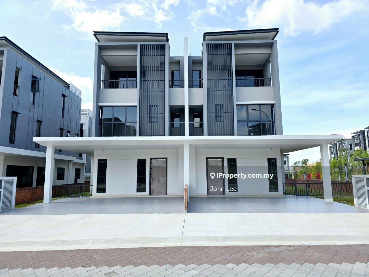 Good Freehold 2.5 Storey Cluster Semi D Bromelia Bukit Puchong