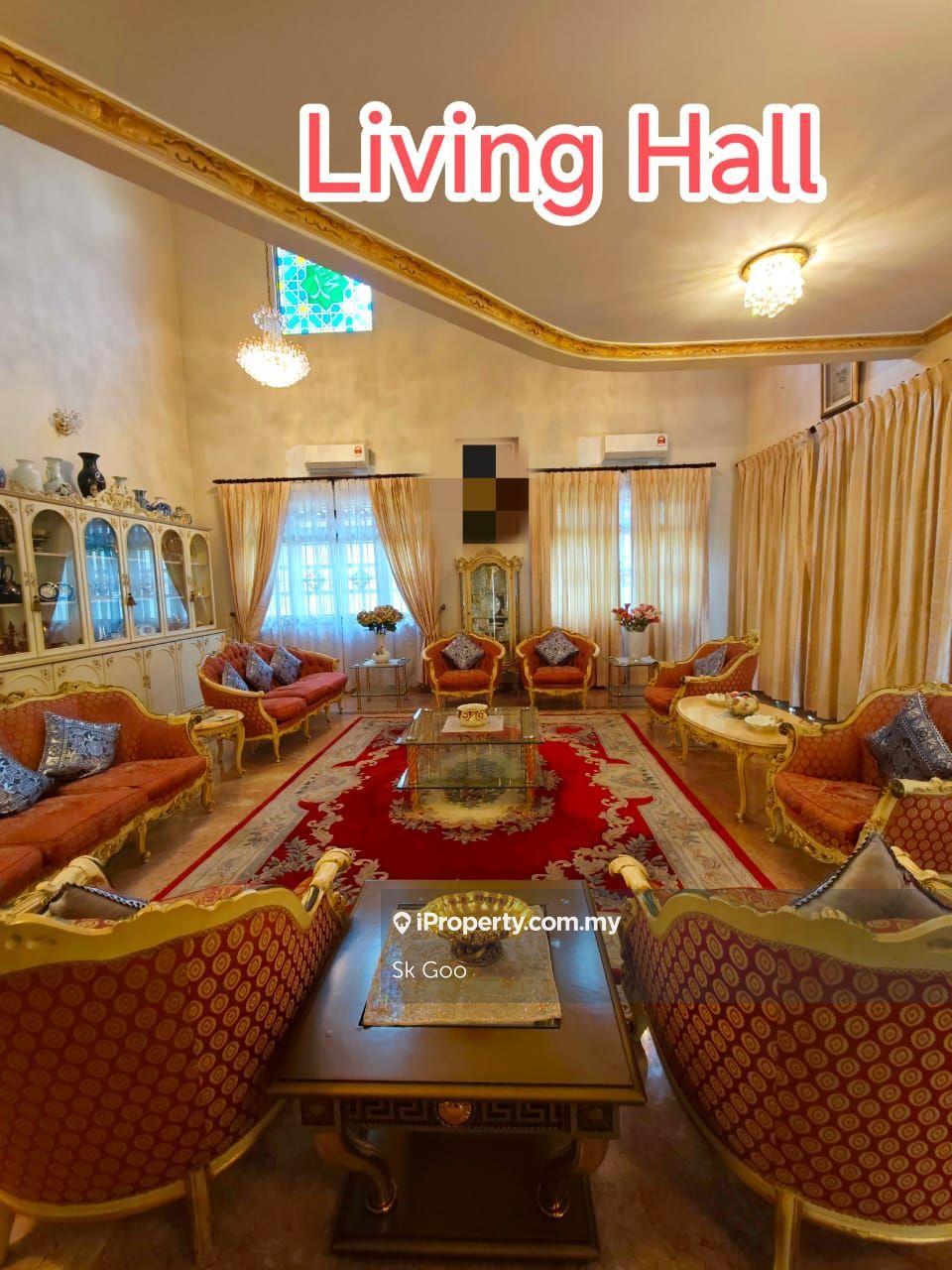 Luxurious Bungalow House at Stulang Laut for Sales