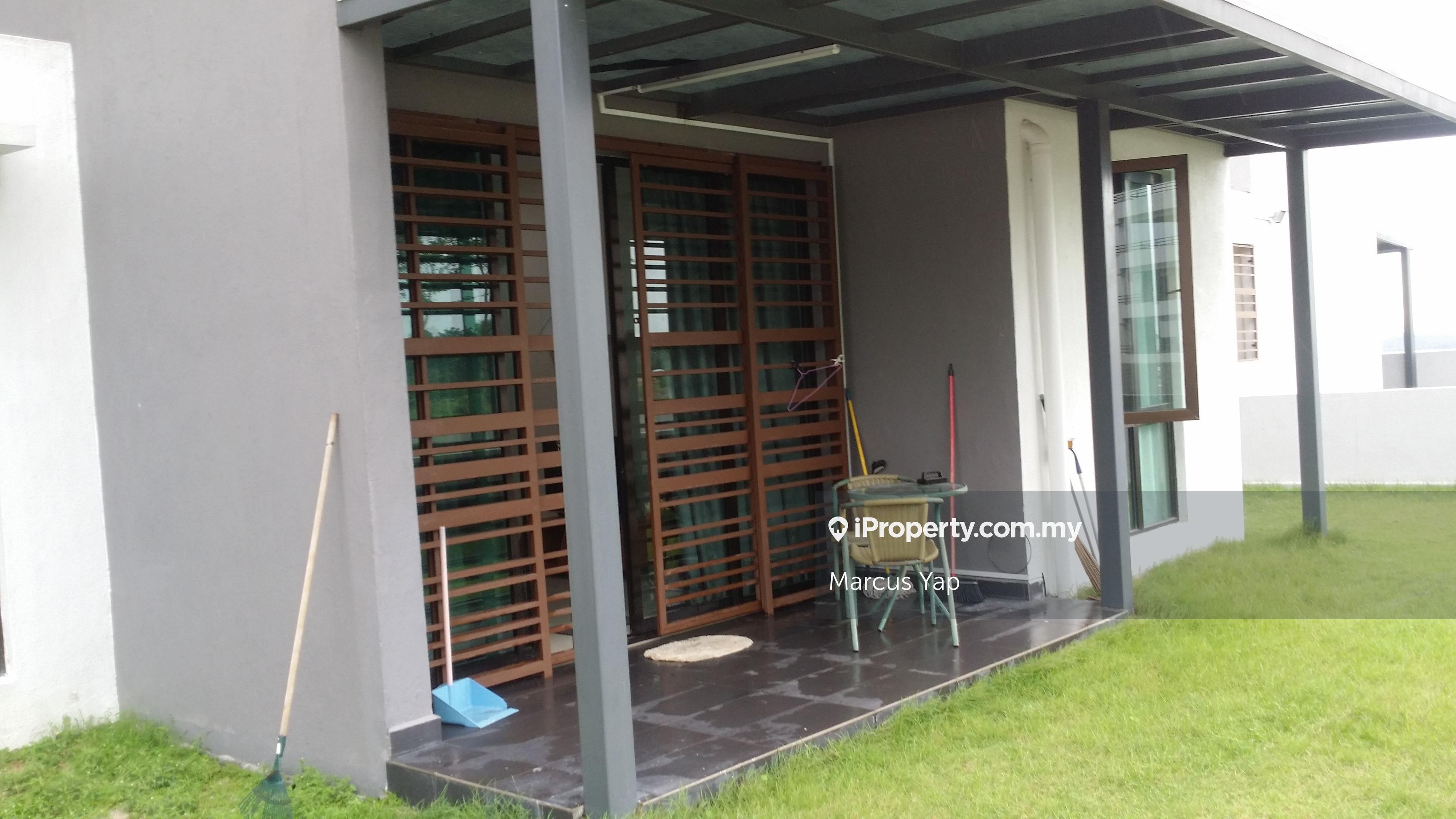 Private Garden unit with 3 car park