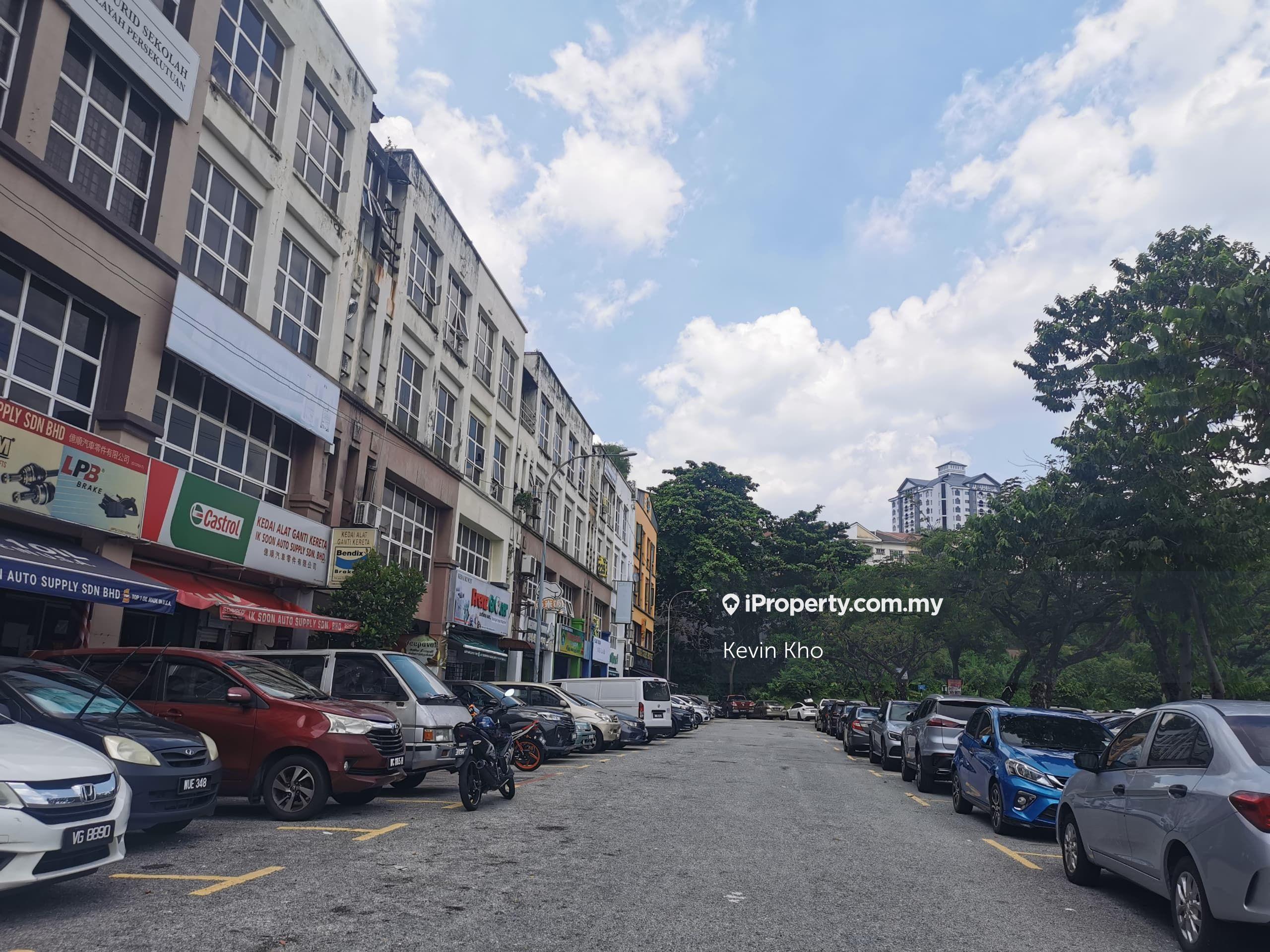 Freehold! Corner/high exposure/many parking space/high rental yield