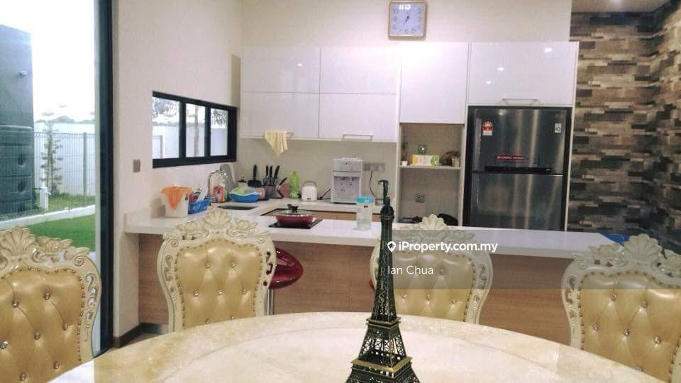 For sale: 3-storey bungalow Isola Grandeur @ Senibong Cove Rm4.5mil