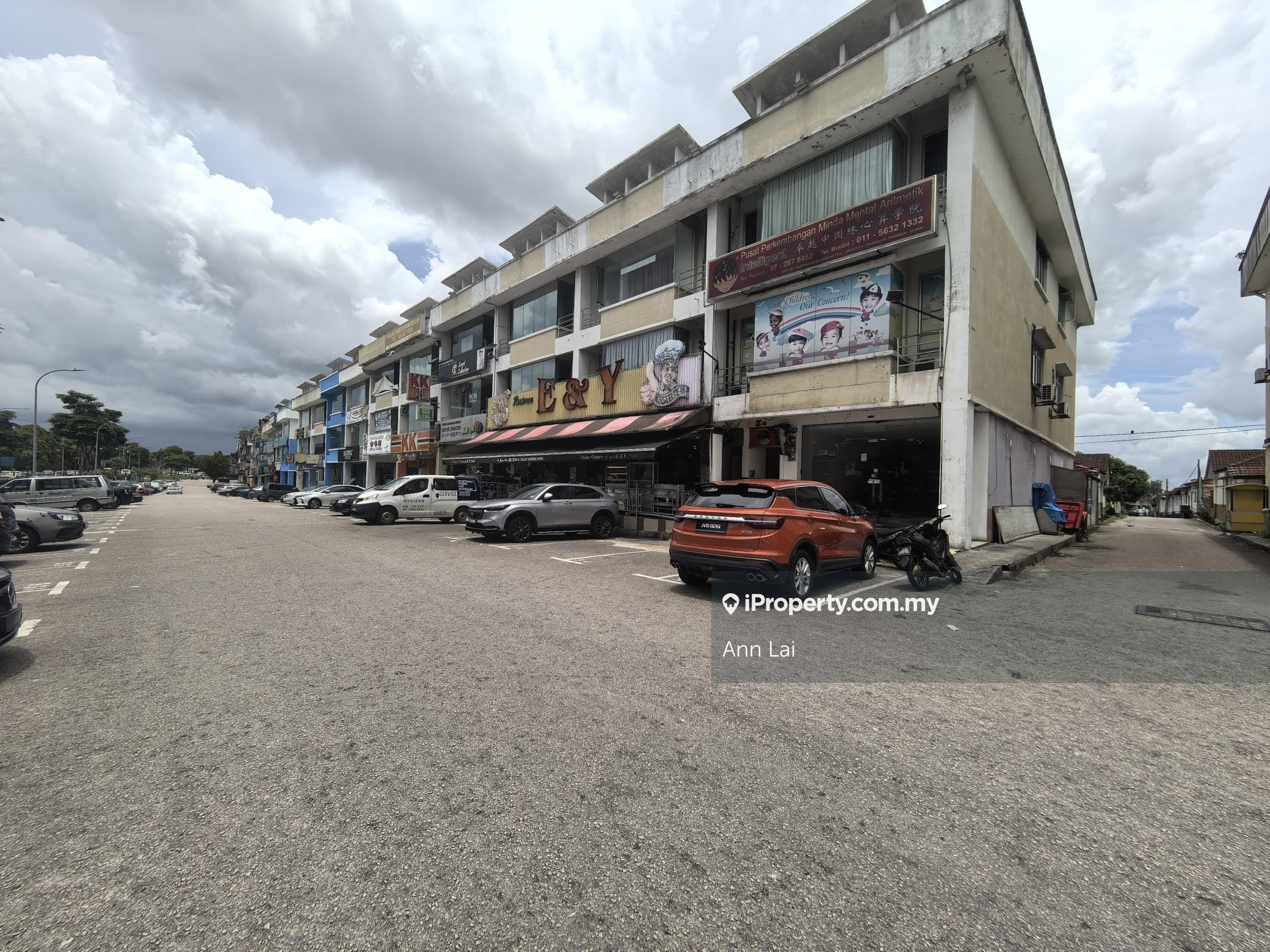 End Lot -Facing Main Road -Freehold -Non Bumi Lot -Renovated Unit