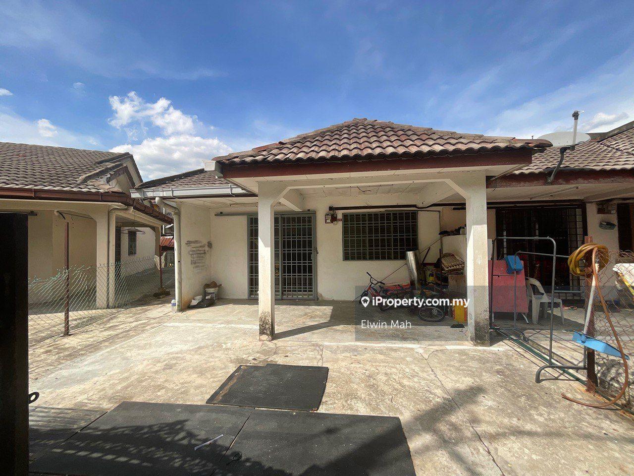 Nice & Facing Empty Single Storey Corner End Lot Move In Condition