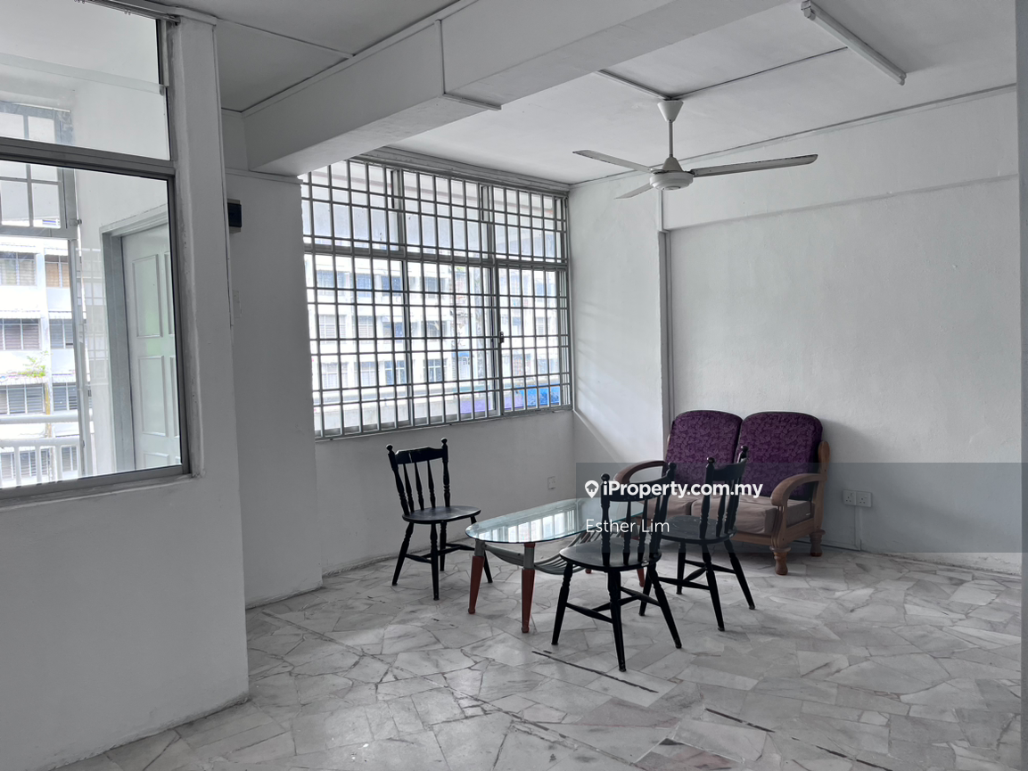 Freehold strata title end lot middle floor