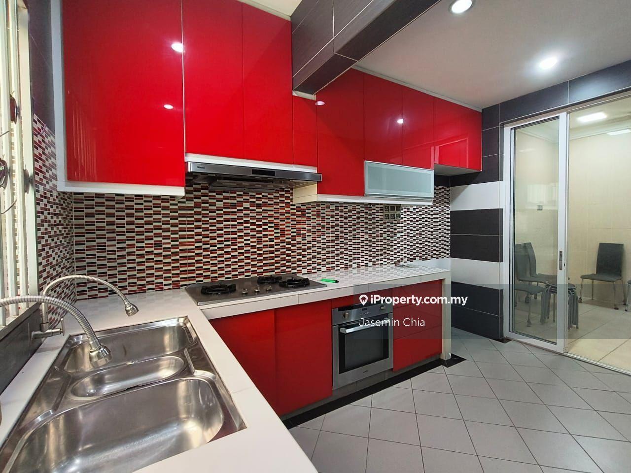Renovated 2.5sty Link House. Gated Guarded