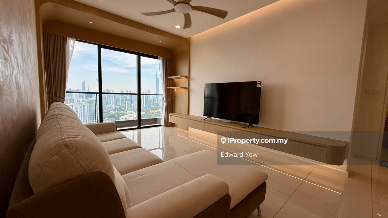 Subtle luxury 4 bedroom in town