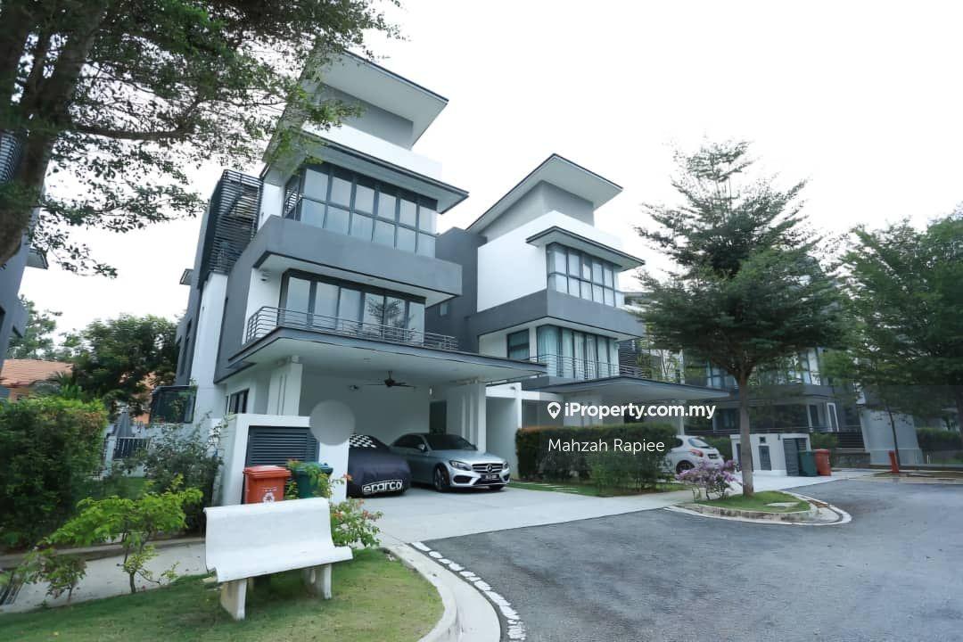 Renovated 3 Storey Twin Villa Presint 8 with swimming pool near lake