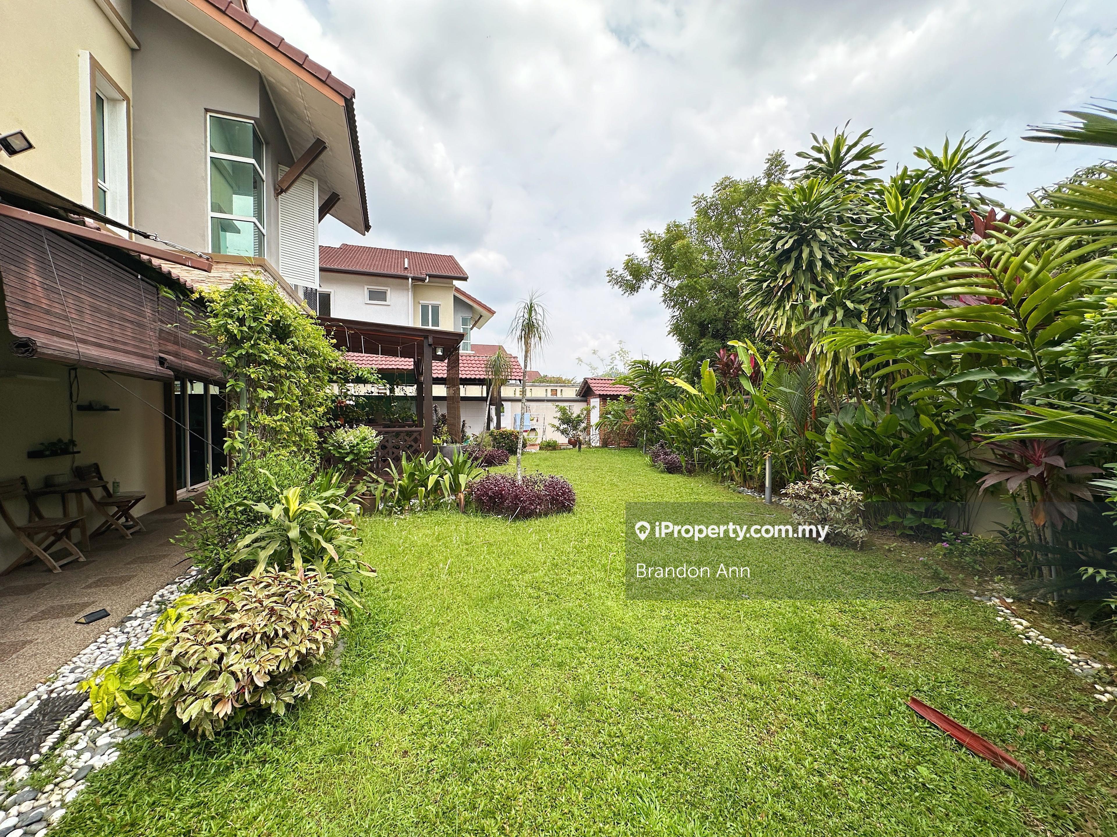 Good condition well kept corner lot