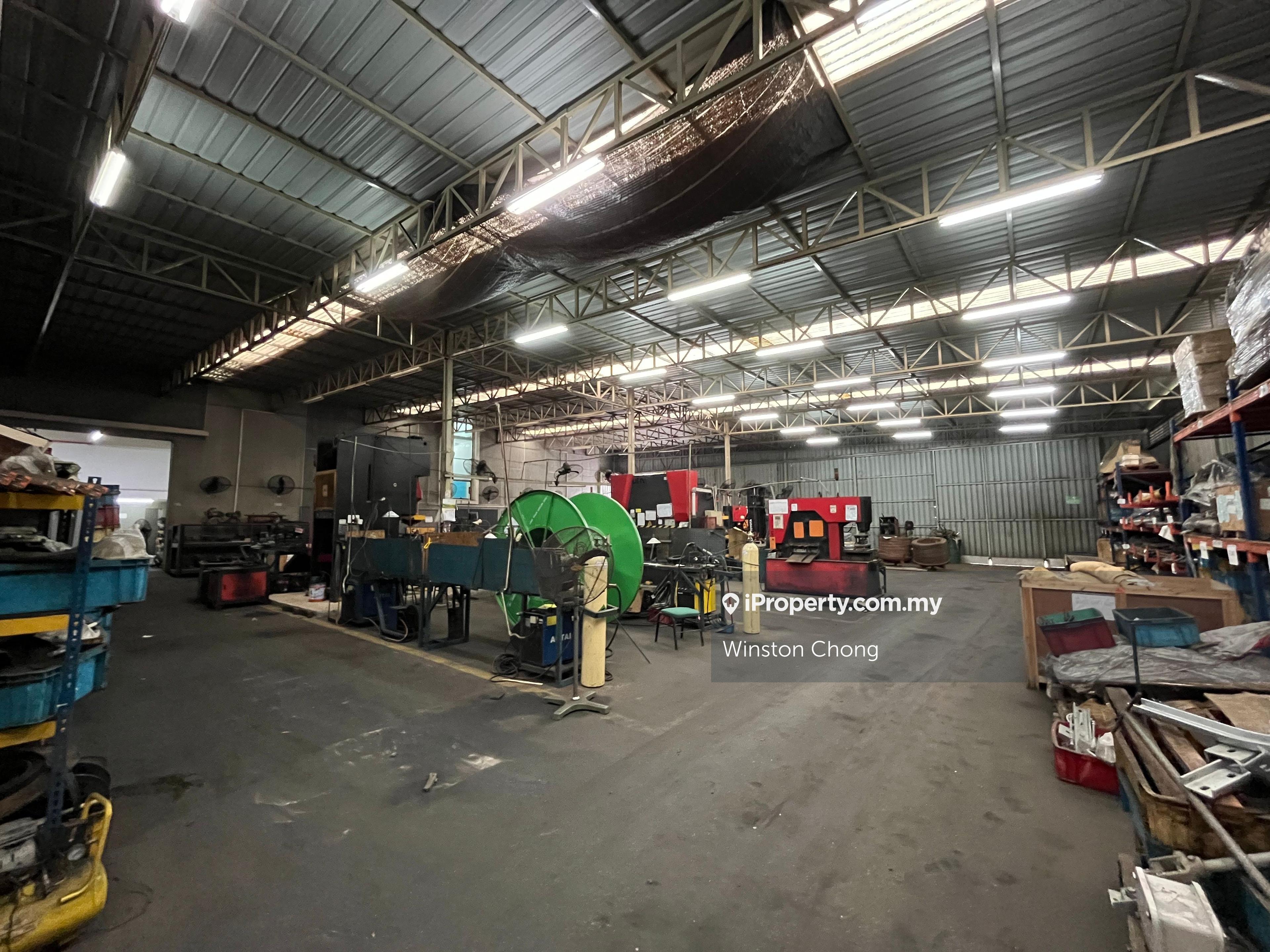 Corner Semi D Large Space Strategic Location Renovated
