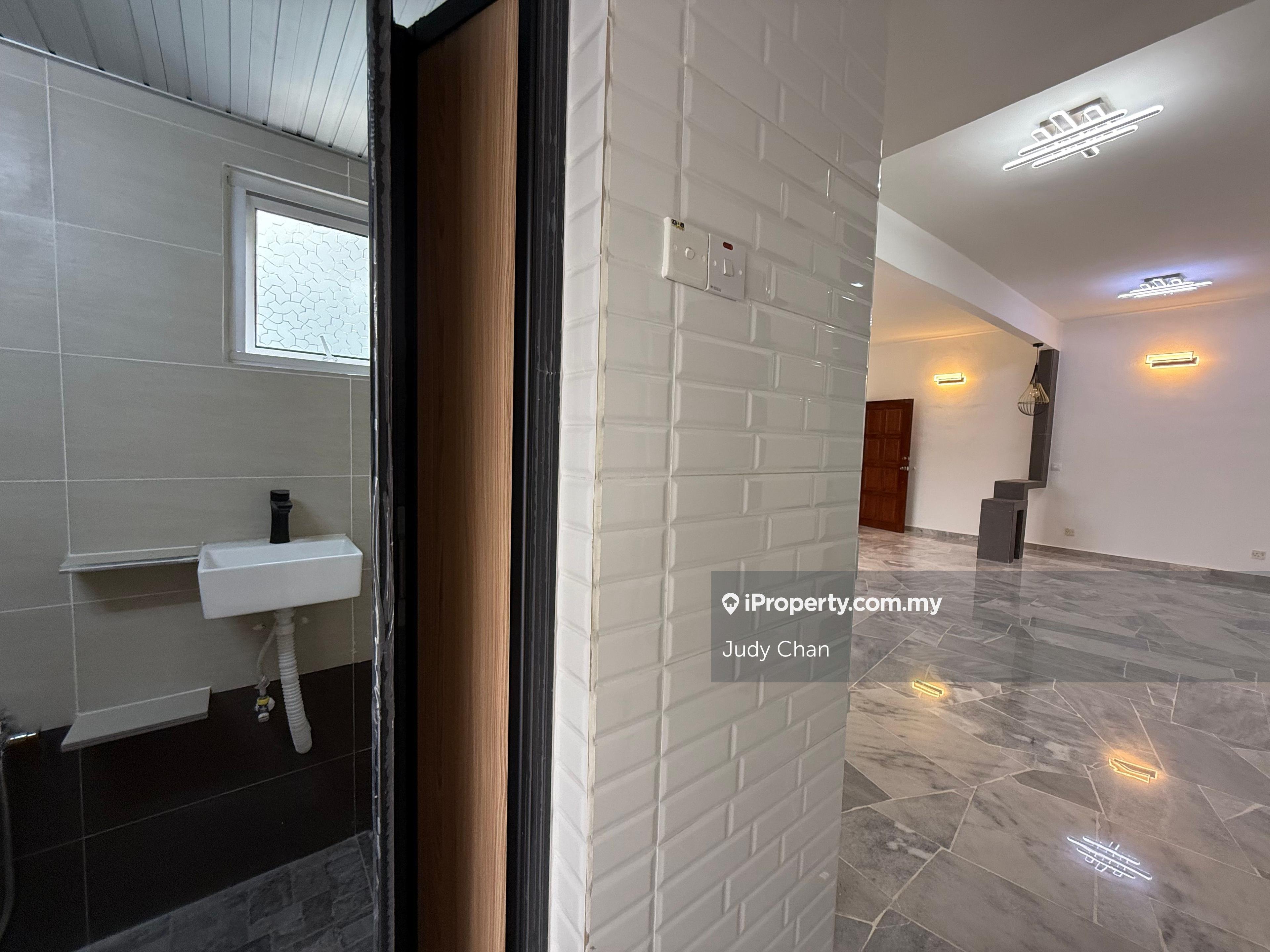 Goodyear court 10 3room 2baths partially furnished