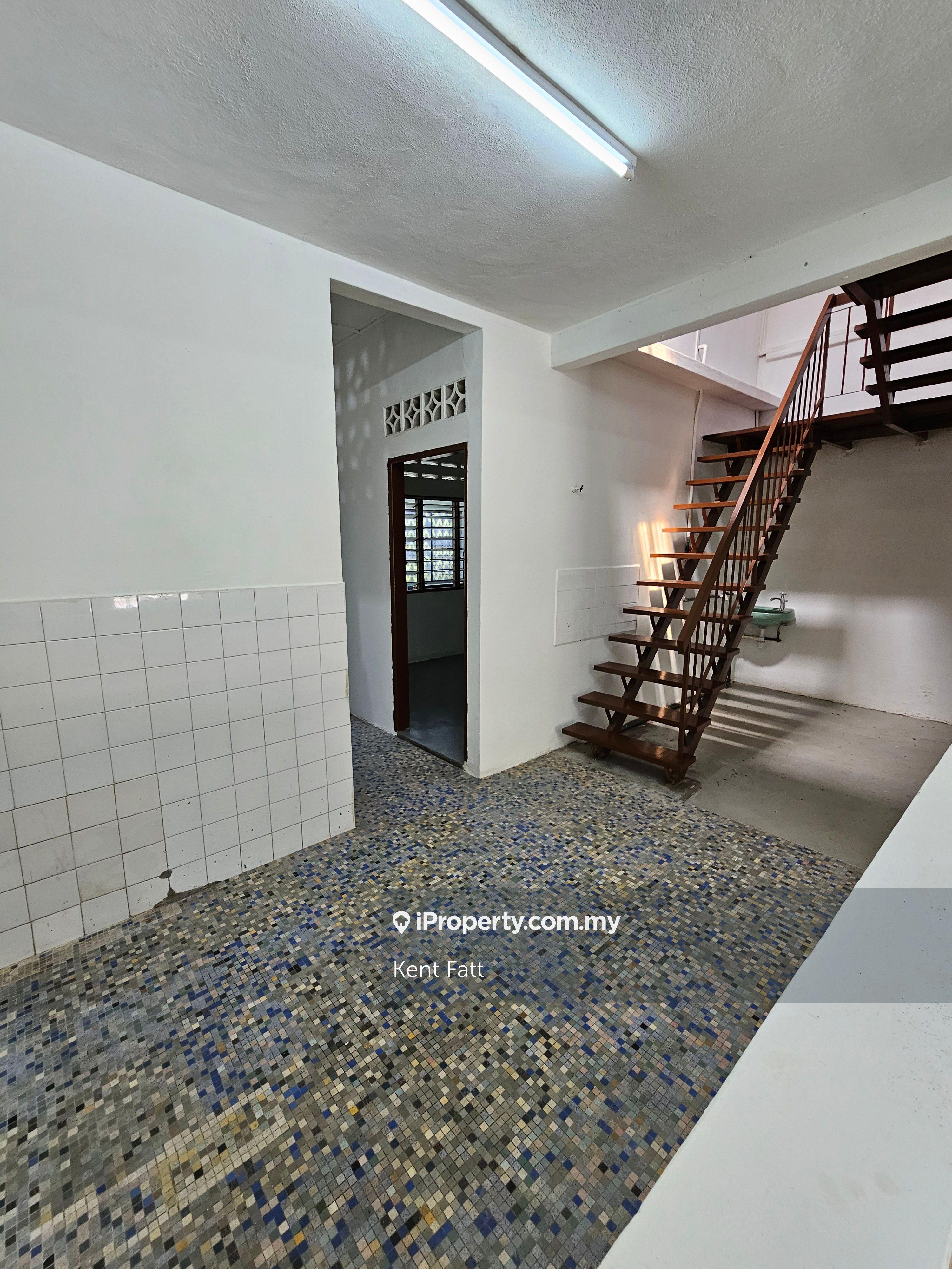 5 Bedroom 3 Bathroom 1 Storey Terrace House For Rent